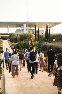 Ο εθελοντισμός δημιουργεί τις κοινές εμπειρίες που μας κάνουν καλύτερους 