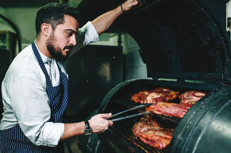 Τέσσερα χρόνια τώρα, το Po’ Boys μαθαίνει την Αθήνα τι πάει να πει αυθεντικό αμερικάνικο BBQ 