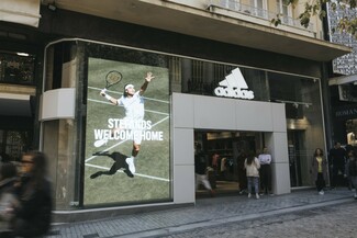 Η Adidas καλωσορίζει τον Στέφανο Τσιτσιπά στο κεντρικό κατάστημα της Ερμού