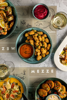 MEZZE Athens: Στην καρδιά της Αθήνας, στην οδό Μητροπόλεως, ξεκινά ένα ταξίδι γεμάτο γεύσεις της στεριάς και της θάλασσας, με πυξίδα την απλότητα, την αρμονία και τη ζεστασιά