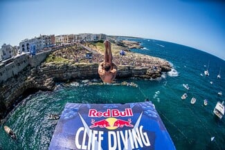 Red Bull Cliff Diving: Έχεις δει βουτιές από τα... 27 μέτρα;