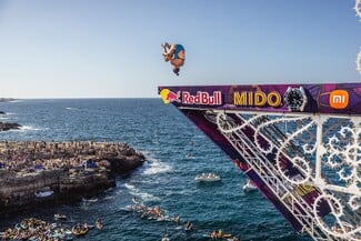 Red Bull Cliff Diving: Έχεις δει βουτιές από τα... 27 μέτρα;