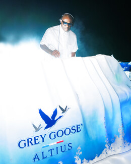 O σταρ ηθοποιος Idris Elba έπαιξε μουσική στην πρώτη παρουσίαση της grey goose altius
