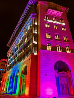 Η Anytime φωταγωγεί περήφανα το κτίριο της Interamerican για το Pride Month