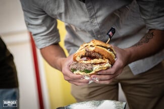 Burger Fest 24 x efood: Η γιορτή των burgers επιστρέφει με δύο ζουμερά τριήμερα 