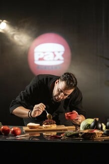 ΠΑΞΜΑΝ @ PAX Burgers: To νέο smashed burger του Σταύρου Βαρθαλίτη θα σε κάνει να το ζητάς ξανά και ξανά