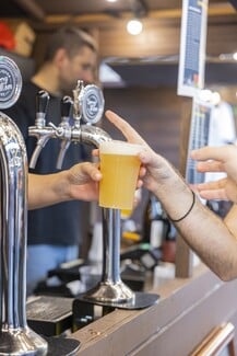 Beer Factory Festival: Η καρδιά της Αθήνας θα “αφρίσει” και θα μυρίσει κριθάρι, μαγιά και λυκίσκο