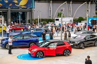 Ολοκληρώθηκε με επιτυχία το Volkswagen Festival για τα 50 χρόνια Golf με ένα iconic live performance του κορυφαίου Έλληνα σταρ Σάκη Ρουβά