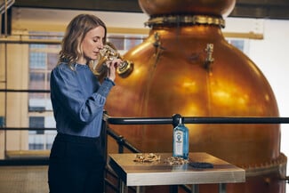 Η Master Distiller του Bombay Sapphire βρέθηκε στην Αθήνα και αποκάλυψε τα μυστικά ενός premium gin