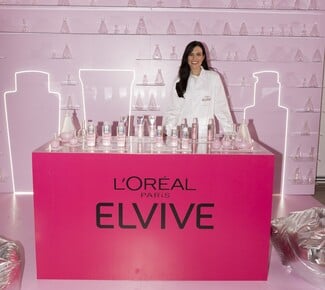 #LorealGlossBoss: Το Elvive παρουσίασε τη viral σειρά Glycolic Gloss σε ένα φαντασμαγορικό event