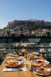 Διαλεχτό ελληνολεβαντίνικο πρωινό στην Αθηναϊκή Ταράτσα