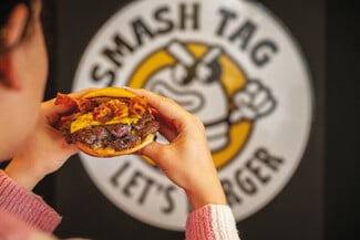 Smashtag: Τα πιο viral smash burgers ήρθαν στην Αθήνα και πρέπει να τα δοκιμάσεις