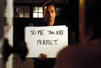 «Love Actually»: Ο Χρήστος γιορτάζει τα Χριστούγεννα στον Δαναό με την πιο Christmas comfort ταινία