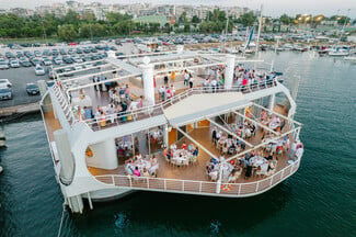 Ploes Floating Venue: O πρωτοποριακός χώρος εκδηλώσεων που είναι κυριολεκτικά μέσα στη θάλασσα