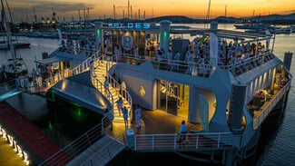 Ploes Floating Venue: O πρωτοποριακός χώρος εκδηλώσεων που είναι κυριολεκτικά μέσα στη θάλασσα