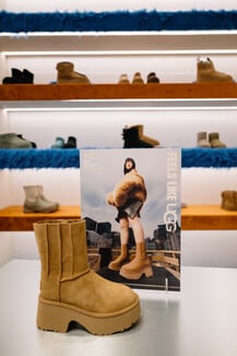 Η UGG παρουσιάζει την συλλογή New Heights στο ολοκαίνουργιο κατάστημα Haralas στο River West 