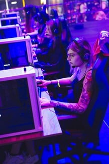 Women in gaming: Η COSMOTE και η Telekom θέλουν να βλέπουν τις γυναίκες να κερδίζουν