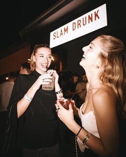 Slam Drunk: Το Hotspot του Χαλανδρίου που Μας Επιστρέφει στα 90s & 00s