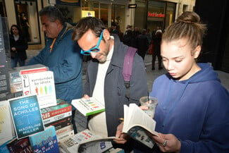 Γκάλοπ: Κυριακή απόγευμα στην Ερμού 12:00 - 4:00