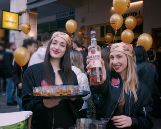 BACARDI Spiced: Το κοκτέιλ που έπιναν όλοι στο πατρινό Καρναβάλι (και πώς να το φτιάξετε)