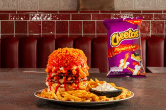 Μπαρ Μπεε Κιου x Cheetos Flamin’ Hot: Tο νέο Μπεεργκερ του Μήνα είναι Pure Fire