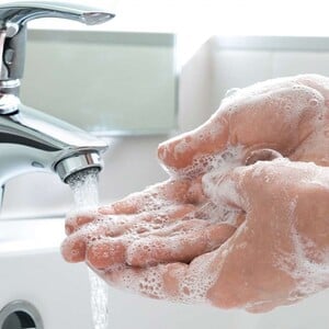 Η «επιστήμη» του σαπουνιού: Πώς και γιατί μας γλιτώνει όταν έχουμε αγγίξει επιφάνειες με κορωνοϊό