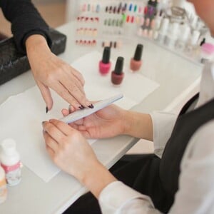 Τα σύγχρονα σκλαβοπάζαρα των nail bars στη Βρετανία