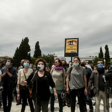 Νατάσα Μποφίλιου & Γιώτα Νέγκα τραγουδούν έξω από τη Βουλή «τώρα στη μαύρη αρρώστια, ανάξια πληρωμή»