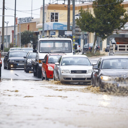 Οι πλημμυρισμένοι δρόμοι, η οδύσσεια των πεζών και ο λόφος του Φιλοπάππου