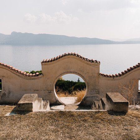 Στην εξοχική κατοικία Ευταξία στον Λουτρόπυργο Αττικής: το πρώτο αρχιτεκτονικό έργο του Άρη Κωνσταντινίδη