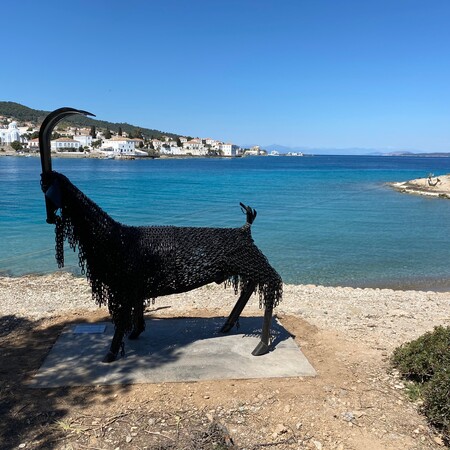 Το εικαστικό πάρκο των ζώων της Ναταλίας Μελά παραδόθηκε συντηρημένο στον Περίπατο των Σπετσών