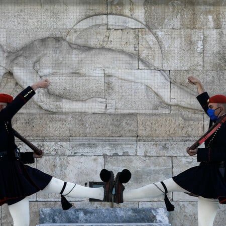 Μεθυσμένος άνδρας προσπάθησε να αρπάξει όπλο από Εύζωνα στην Ηρώδου Αττικού 