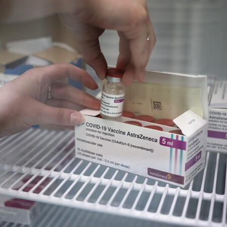 AstraZeneca: Καμία αλλαγή στα ηλικιακά όρια - Η σύσταση της επιτροπής για τη χορήγηση του εμβολίου 