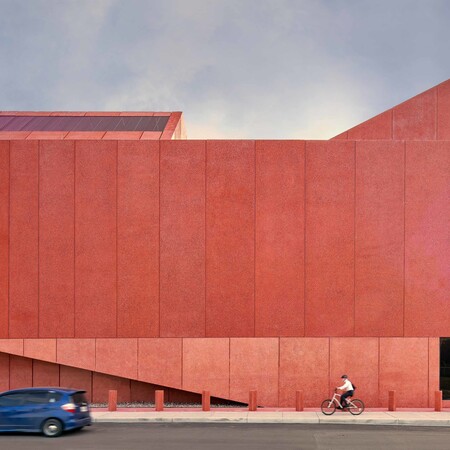 Ένα κόκκινο κέντρο σύγχρονης τέχνης με την υπογραφή του Ντέιβιντ Ατζάγιε
