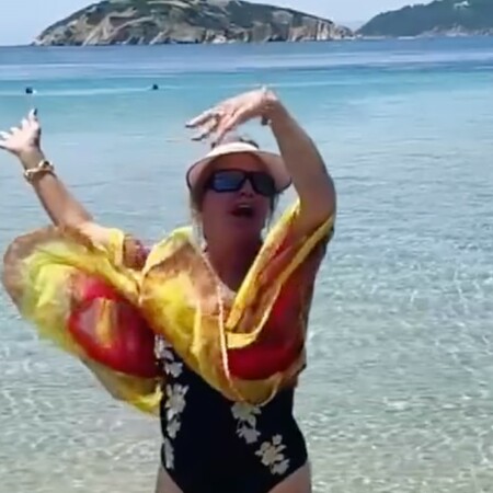 Η Γκόλντι Χον χορεύει ABBA στη Σκιάθο: «Mamma Mia, τι νησί!»- Στην Ελλάδα για διακοπές