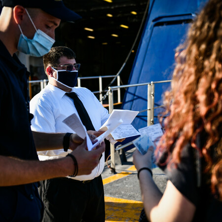 Το Λιμενικό αναλαμβάνει από αύριο τους ελέγχους για την επιβίβαση στα πλοία 