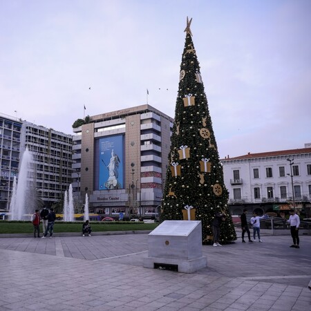Ένα χριστουγεννιάτικο δέντρο στην πλατεία Ομονοίας