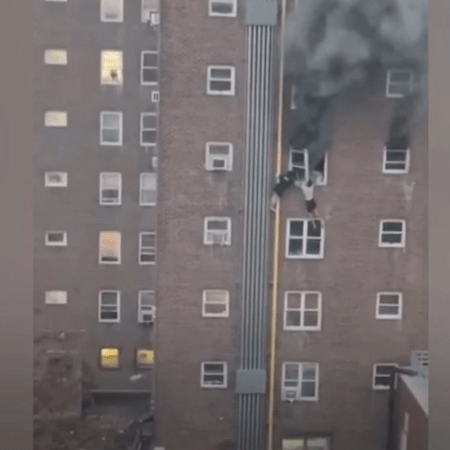 Ν. Υόρκη: Έφηβοι ξέφυγαν από φλεγόμενο διαμέρισμα 4ου ορόφου γλιστρώντας σε εξωτερικούς σωλήνες 