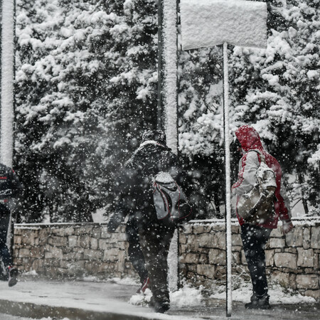 Αναβάλλονται οι εμβολιασμοί σε Αττική και Εύβοια λόγω της κακοκαιρίας