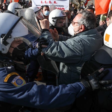 Ένταση σε συγκέντρωση υγειονομικών στο κέντρο της Αθήνας