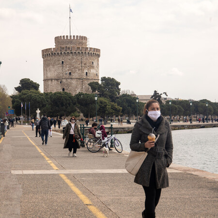 Γυναίκα με μάσκα στη Θεσσαλονίκη