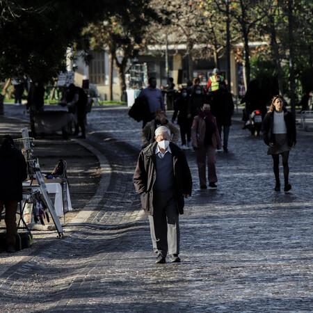 Ηλικιωμένος άνδρας στον δρόμο