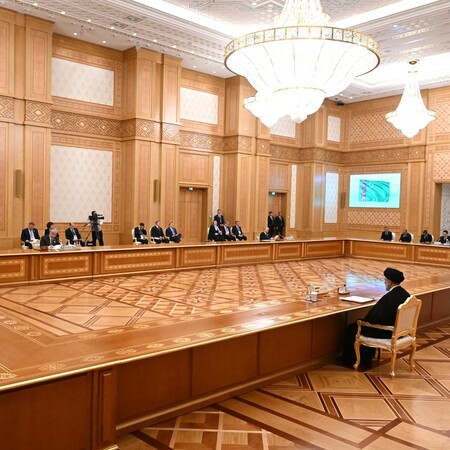 Viral το (νέο) τεράστιο τραπέζι με τον Πούτιν σε Σύνοδο Κορυφής στην Κασπία