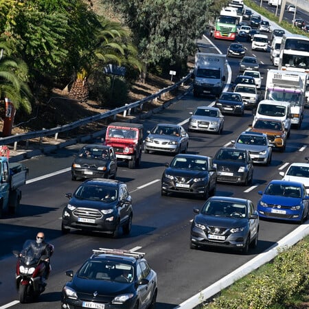 Ουρές χιλιομέτρων στα διόδια της Ελευσίνας λόγω της πυρκαγιάς στη Νέα Πέραμο 