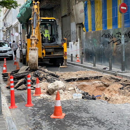 Κλειστή η οδός Μητροπόλεως στο κέντρο της Αθήνας -Έσπασε αγωγός της ΕΥΔΑΠ