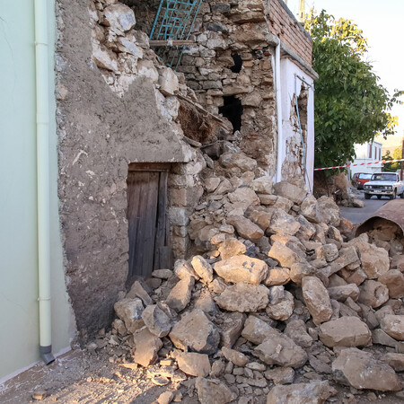 Καταστροφές σε σπίτι μετά τον σεισμό στο Αρκαλοχώρι