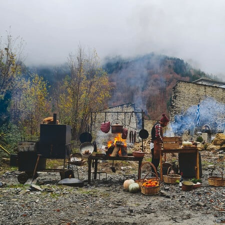 Οι Nomade et Sauvage μαγειρεύουν στην άγρια φύση πάνω σε νταβάδες και χειροποίητους φούρνους