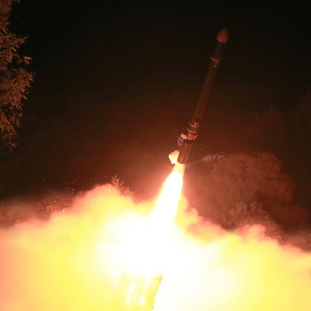 Βόρεια Κορέα: Δοκίμασε πυραύλους ικανούς να φέρουν «τακτικά πυρηνικά»