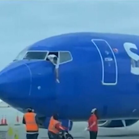 Πιλότος κρεμάστηκε έξω από το παράθυρο του κόκπιτ για να πιάσει το κινητό επιβάτη 