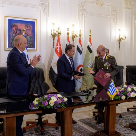 Υπογράφηκε η συμφωνία Ελλάδας-Αιγύπτου για τις περιοχές έρευνας και διάσωσης